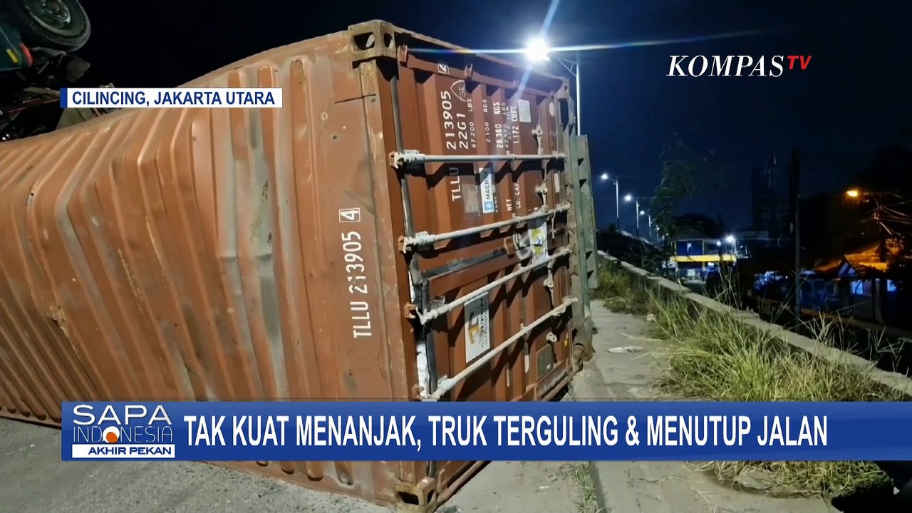 Tak Kuat Menanjak, Truk Kontainer Terguling dan Menutup Jalan Raya Cilincing Jakut