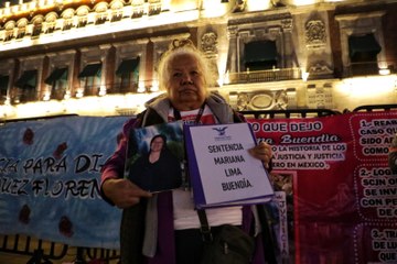 Madres de víctimas de feminicidio realizan velada en el Zócalo