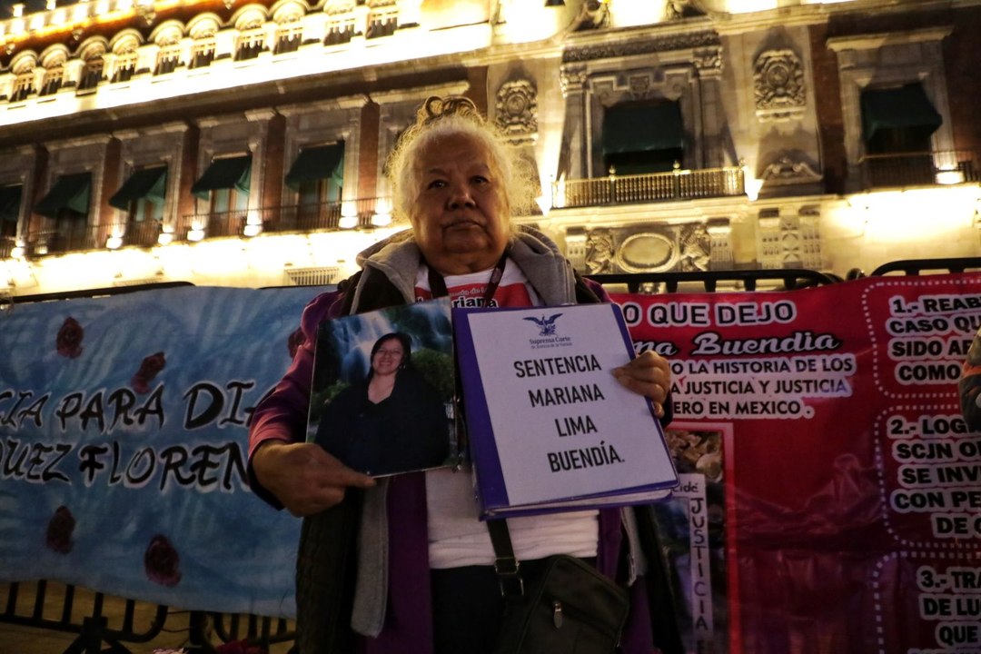 Madres de víctimas de feminicidio realizan velada en el Zócalo