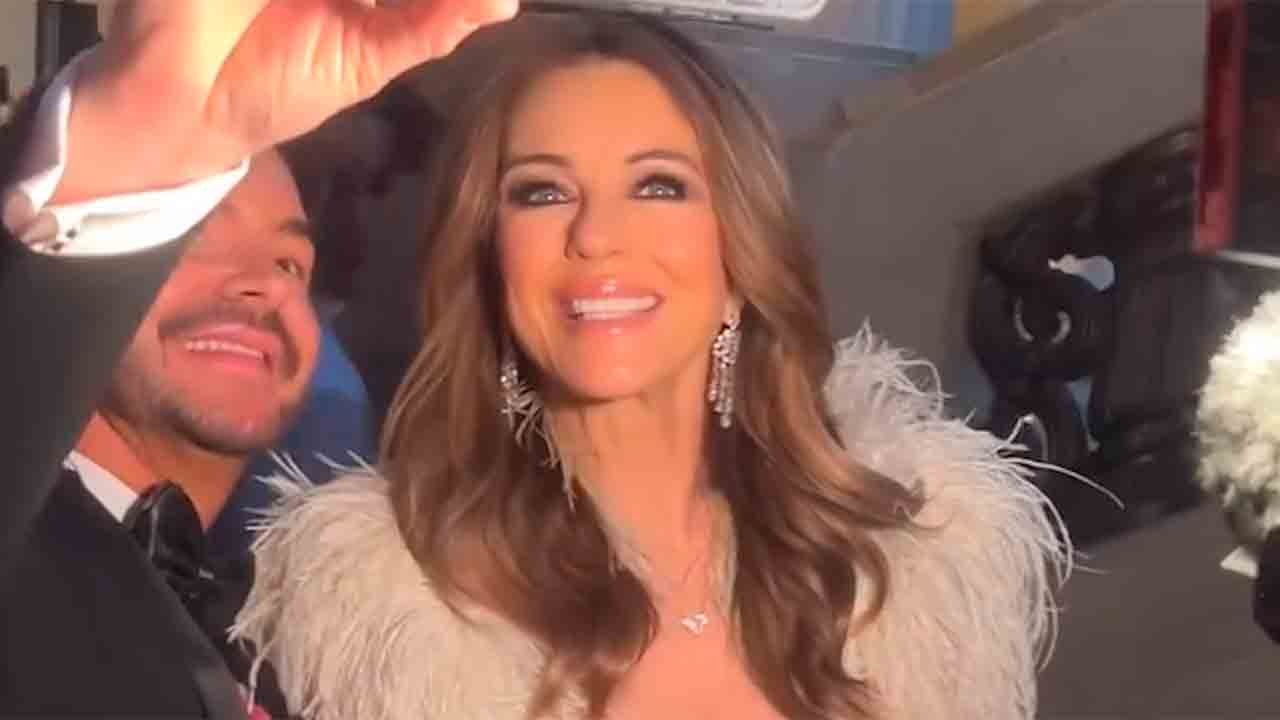 Elizabeth Hurley glänser tillsammans med sonen Damian på galakväll i Tyskland