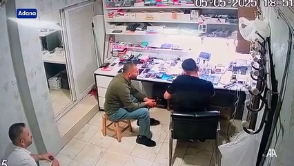 Cep telefonu bataryasının patlaması güvenlik kamerasında