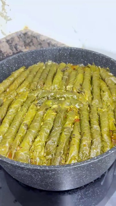 الله يعطيك العافية أم بكري على ورق العنب ( يبرق ) شي بيشهي القلب! صحتين وعافية ❤️🍽️