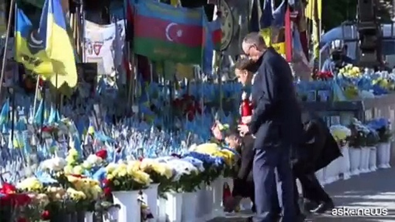 A Kiev l'omaggio di Macron, Merz, Starmer, Tusk agli ucraini caduti