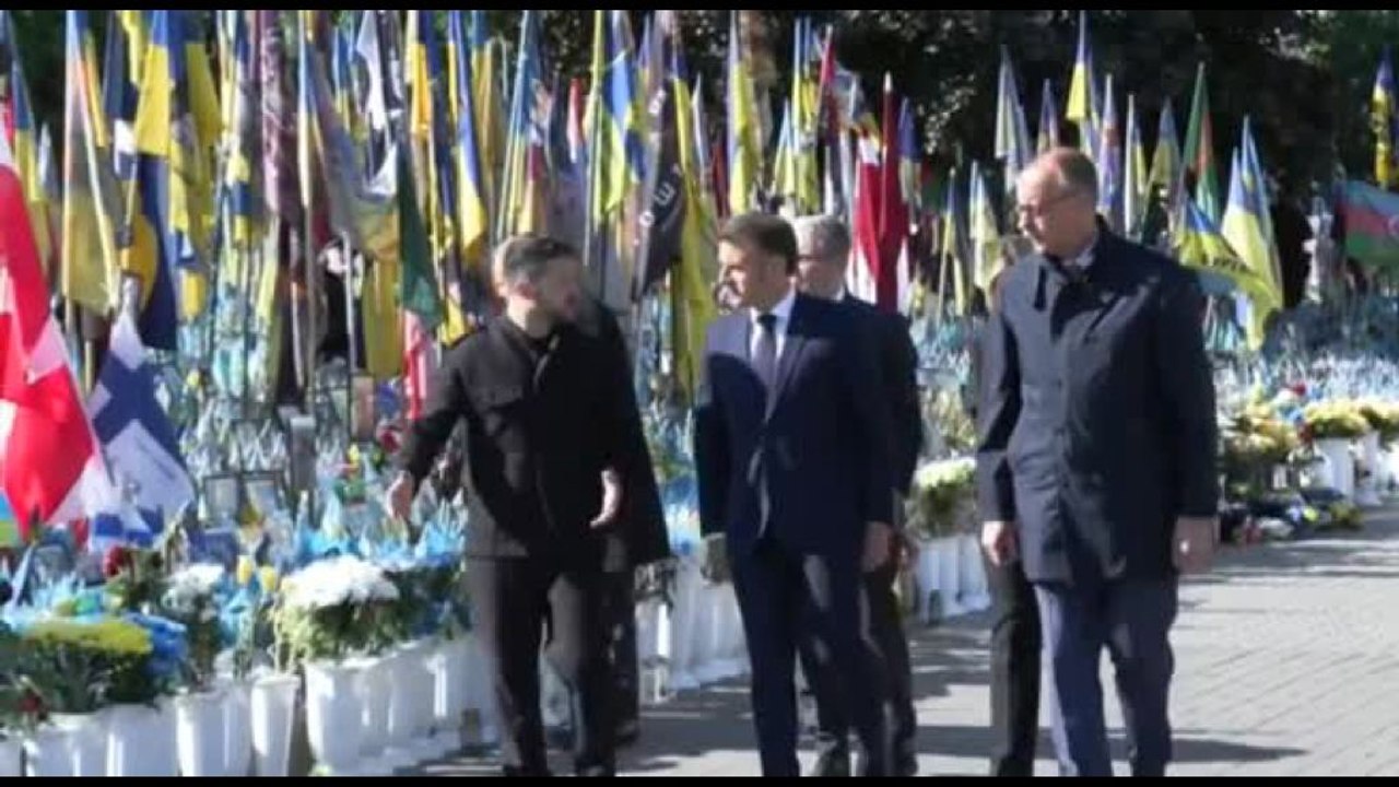 A Kiev l'omaggio di Macron, Merz, Starmer, Tusk agli ucraini caduti