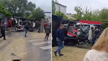 Bayrampaşa’da iş makinesi araçlara çarpıp devrildi