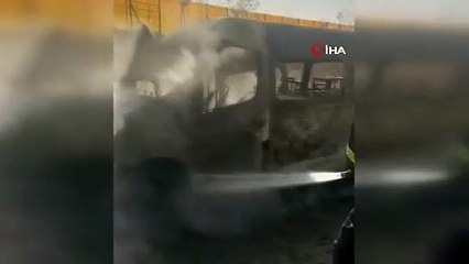 Yangın çıkan minibüs tamamen yanarak kullanılmaz hale geldi