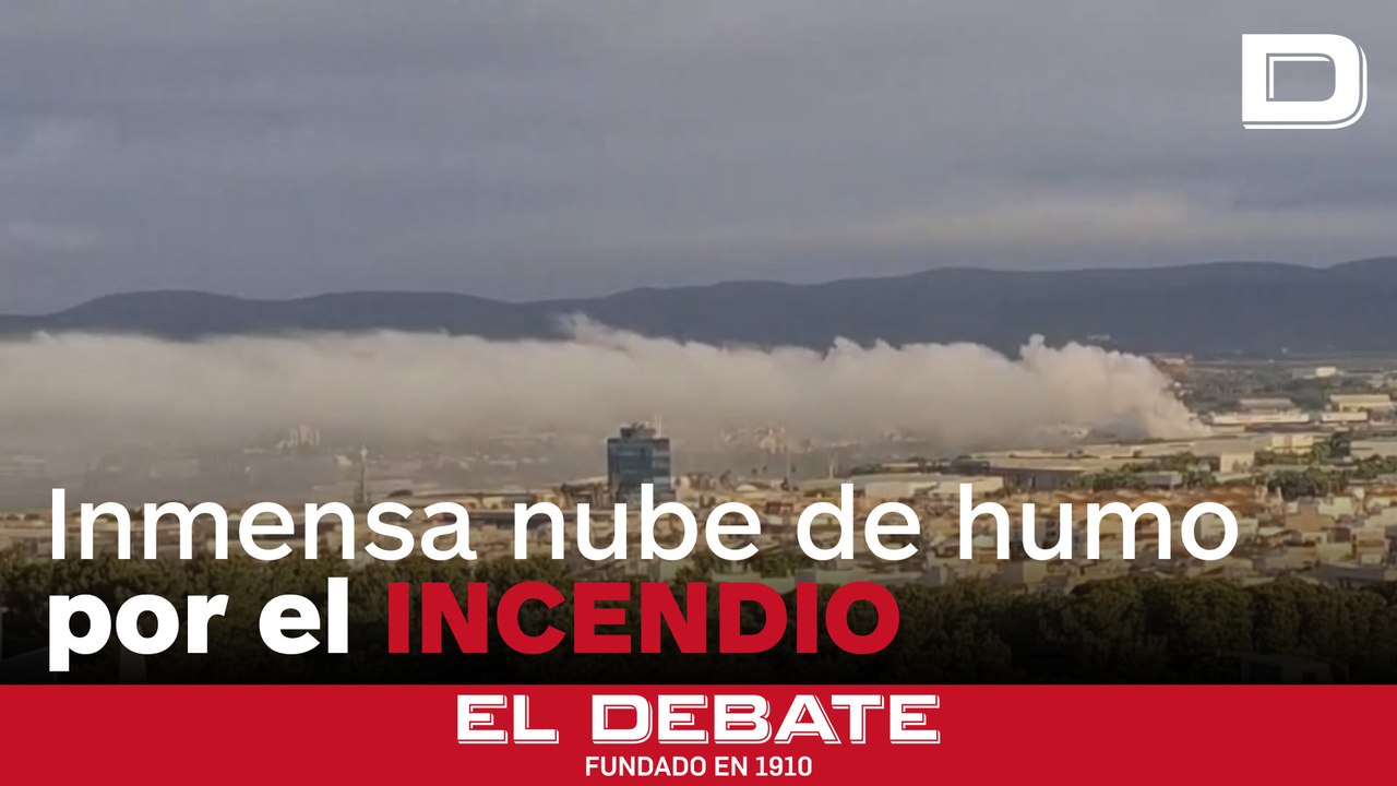 La inmensa nube de humo que cubre Villanueva y Geltrú tras el incendio en la fábrica de químicos