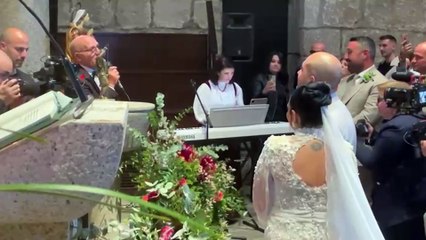 Olbia, emozione a San Simplicio: l'ex Collage dedica una canzone alla figlia sull'altare