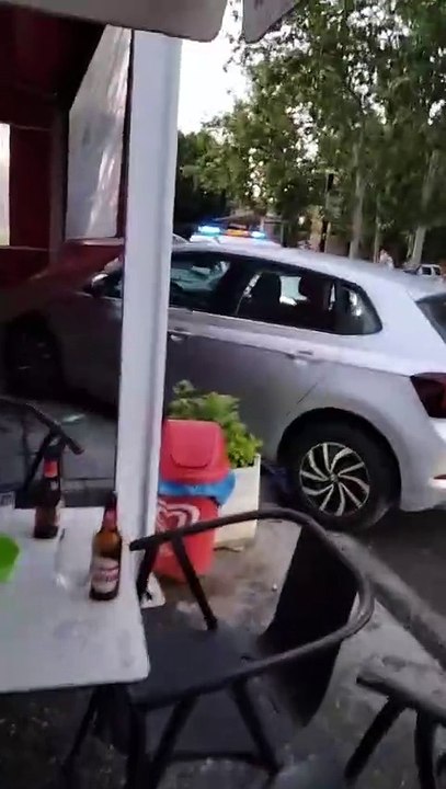 Un coche se empotra en una terraza sin causar heridos