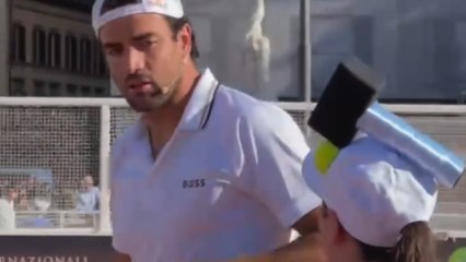 Internazionali di Tennis, Berrettini show in piazza del Popolo: il campione palleggia con i giovani fan