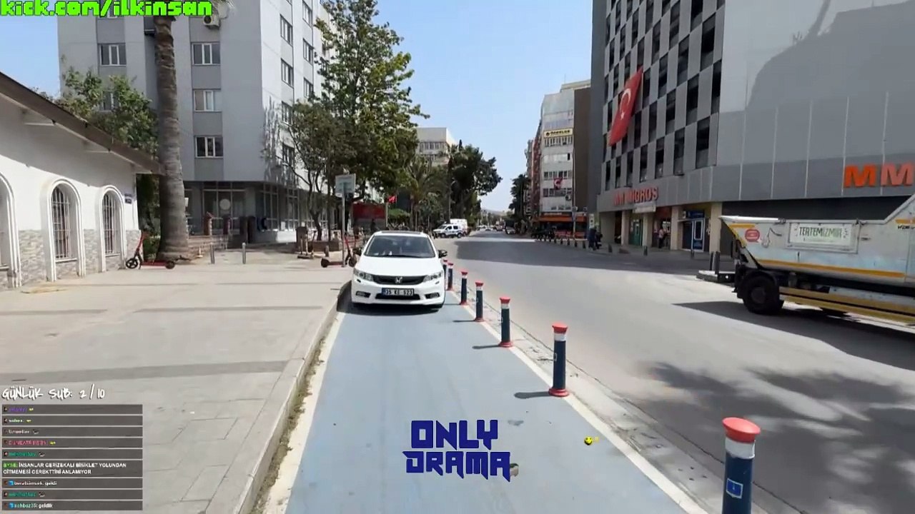 İlk İnsan canlı yayında bisiklet sürerken bir vatandaş arabayla bisiklet yoluna girdi.