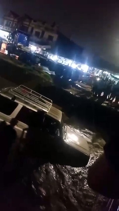 Vehículo cae al canal de drenaje