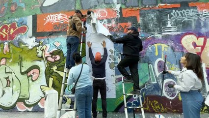 Arte y activismo se unen en un poderoso collage por la libertad de prensa en París