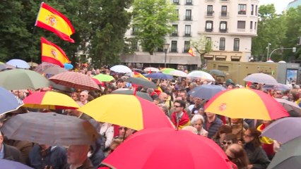 Manifestantes en Madrid piden la dimisión de Pedro Sánchez