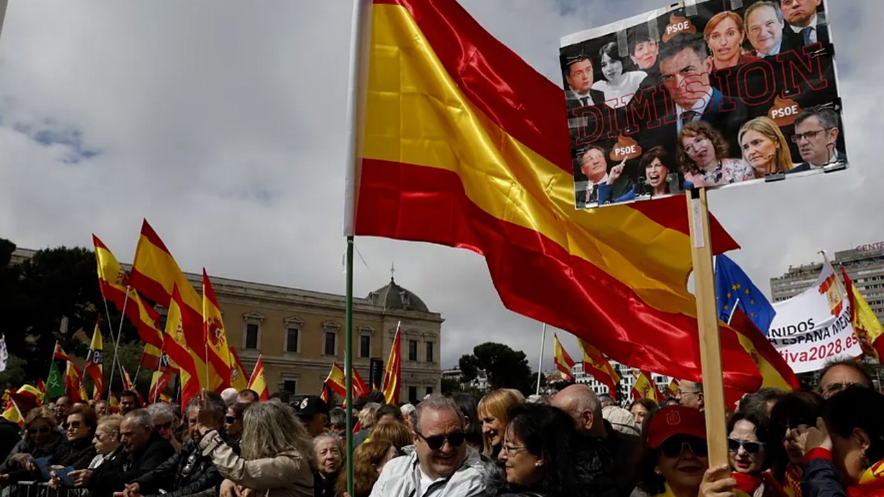 Miles de manifestantes piden la dimisión de Sánchez en Madrid