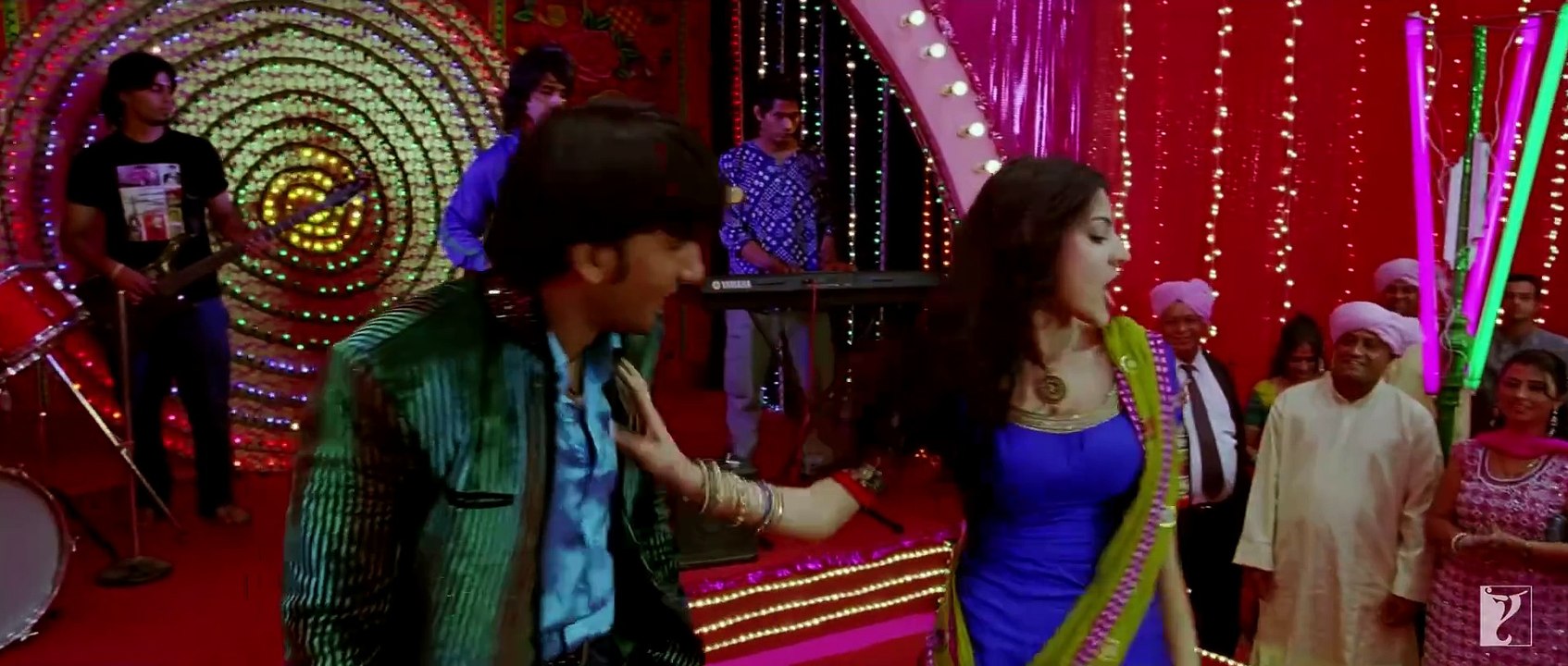 Ainvayi_Ainvayi_-_Full_Song___Band_Baaja_Baaraat___Ranveer_Singh___Anushka_Sharma___Salim___Sunidhi
