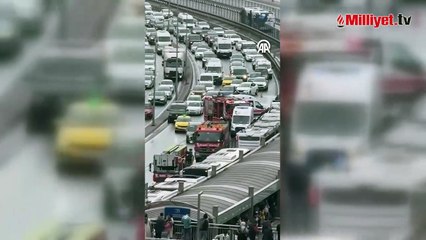 Beylikdüzü'nde durakta bekleyen metrobüse başka bir metrobüs çarptı
