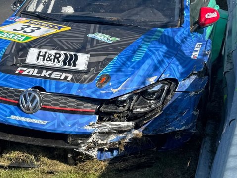 Auf dem Nürburgring: Max Kruse crasht sein Rennauto in die Leitplanke