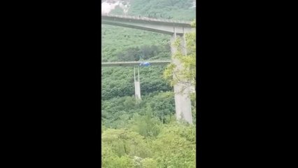 Vittorio Veneto, si lanciano con il paracadute dal viadotto dell'A27 sul Fadalto