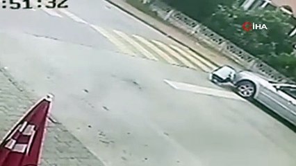 Kazada aracın altında kalmaktan son anda kurtuldu