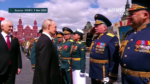Momen Tentara Korut Dipeluk Vladimir Putin saat Peringatan Hari Kemenangan Rusia 2025