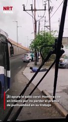 . En su apresurada carrera para alcanzar el transporte de la empresa y asegurar ese preciado bono de puntualidad, un tropiezo lo envió directo al suelo, generando risas y memes en internet.