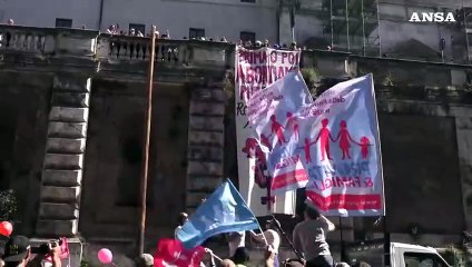 "Abortiamo pure voi", striscione contro il corteo Pro Vita a Roma