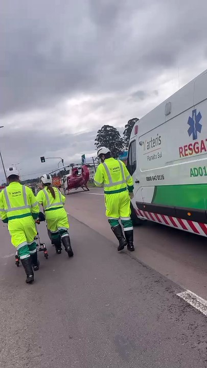 Acidente grave na Grande Curitiba mobiliza helicóptero para resgatar motociclista ferido