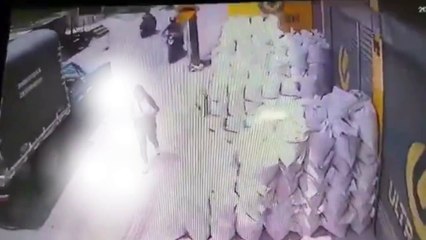 Cámara capta ataque a jovencita en Colombia