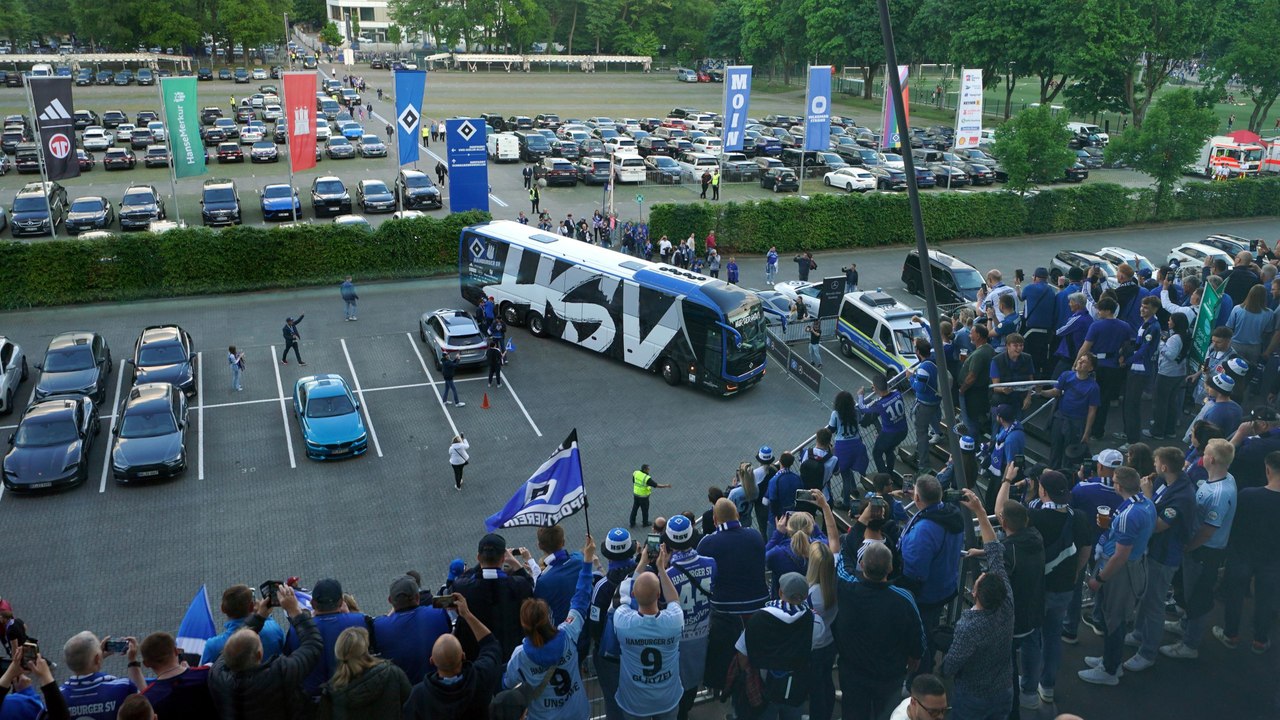 Busspalier vor dem Stadion: HSV-Fans begrüßen die Mannschaft
