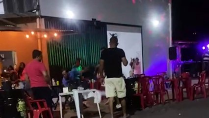 O pau quebrou e o cantor não desafinou: homens trocam socos em bar no distrito de Canabrava, em João Pinheiro