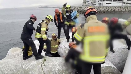 속초 방파제에서 60대 부부 추락...40여 분만에 구조 / YTN