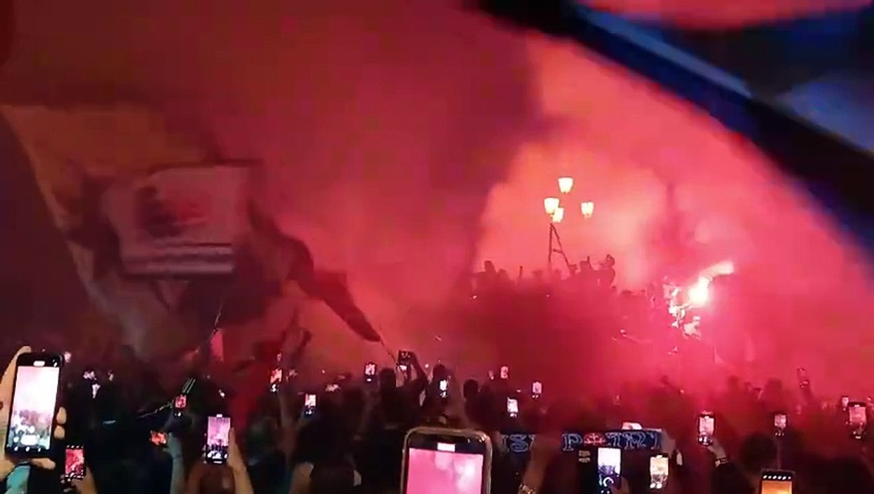 Pisa, il pullman sui Lungarni: striscioni, cori e fuochi d'artificio