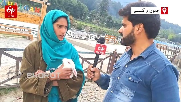 پہلگام واقعہ کے بعد ریبٹ گرل کی روزی متاثر، پہلگام میں روبینہ خرگوش لے کر سیاحوں کی منتظر