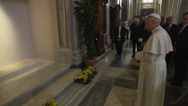 Leone XIV rende omaggio a Papa Francesco sulla sua tomba durante il suo primo viaggio fuori dal Vaticano
