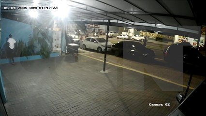 Indivíduo é flagrado urinando e mudando posição de câmera de segurança no Centro