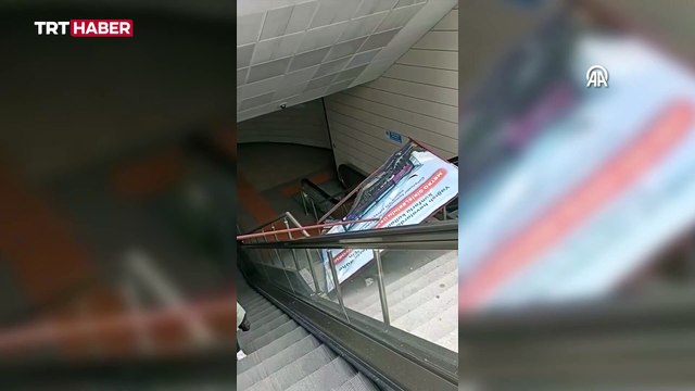 Metro istasyonunda üzerine reklam panosu düşen kadın yaralandı