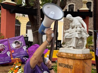 Mujeres exhiben a deudores alimentarios en tendedero en pleno Dia de las madres en Mérida