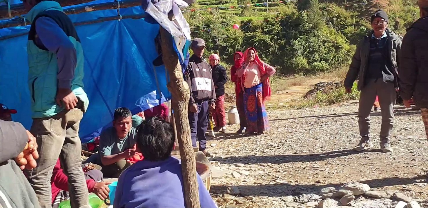 guys dancing in naumati baja |