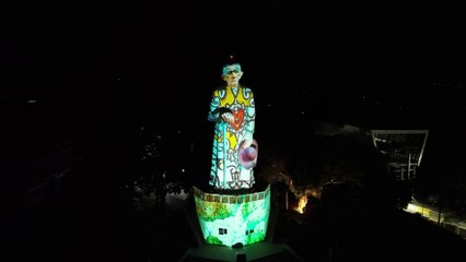 Estátua do Padre Cícero recebe projeção de artes de Espedito Seleiro
