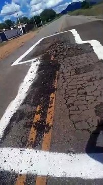 Motociclista solicita conserto de buraco em trecho da PB-228, entre Quixaba e Patos: “Um perigo para todos nós”