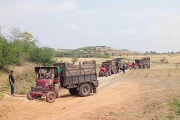 swm news: यहां चेक पोस्ट बचा खेतों से होकर दौड़ी बजरी से भरी ट्रैक्टर-ट्रॉलियां, पुलिस  ने की कार्रवाई