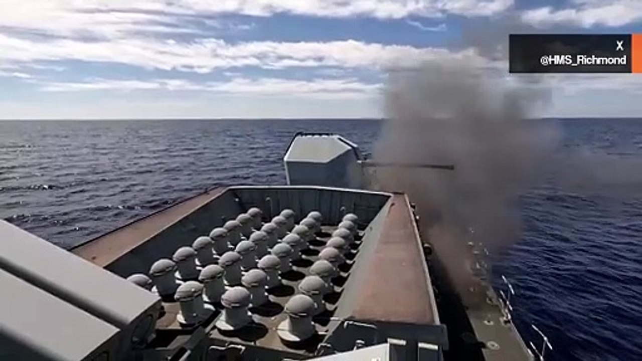 動画：HMSリッチモンド、作戦「ハイマスト」の一環として砲撃訓練を実施
