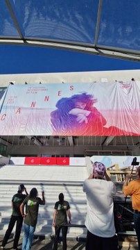 Festival de Cannes: l'affiche de la 78e édition déployée sur la façade du Palais des Festivals
