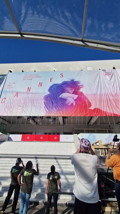 Festival de Cannes: l'affiche de la 78e édition déployée sur la façade du Palais des Festivals