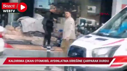 Avcılar'da kaldırıma çıkan otomobil aydınlatma direğine çarparak durdu