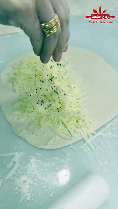 فطائر المقلاة بالجبنة… سريعة وخفيفة وطعم خرافي! 🥟🔥