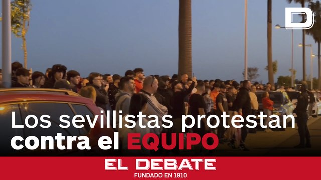 Los aficionados del Sevilla están hartos y se concentran en la ciudad deportiva