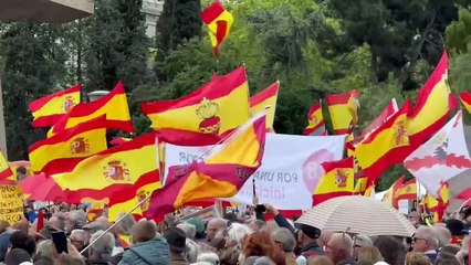 Miles de personas congregadas en la Plaza de Colón EXIGEN LA DIMISIÓN del corrupto SÁNCHEZ