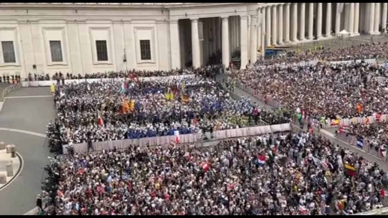 Piazza San Pietro gremita per il primo Regina Caeli di Leone XIV
